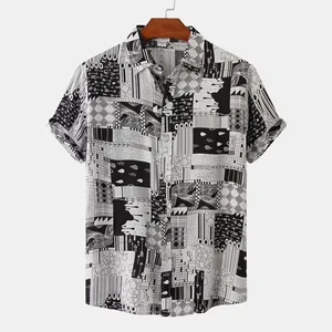 Detailansicht eines Herren-Kurzarmhemdes mit schwarz-weißem ethnischem Patchwork-Print