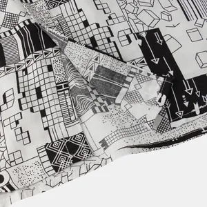 Detailaufnahme des schwarz-weißen geometrischen Printstoffs eines lässigen Strandhemdes