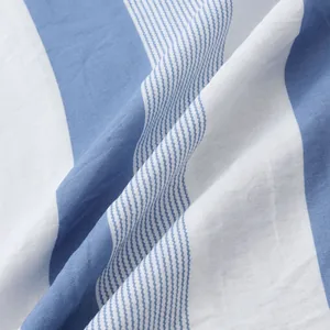 Gros plan de la texture du tissu à rayures bleues et blanches pour chemise de plage