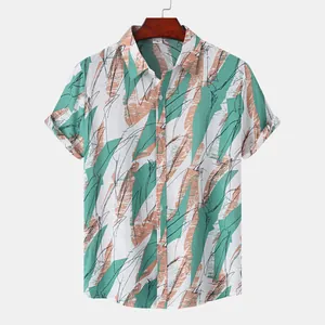 Vue de face d'une chemise de plage décontractée pour hommes aux rayures géométriques