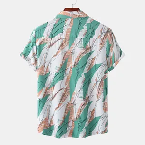 Vue arrière chemise de plage homme avec imprimé géométrique vert menthe et pêche