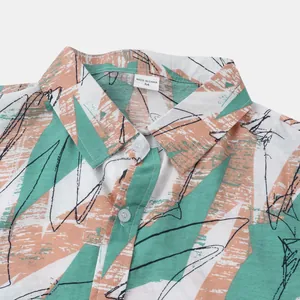 Détail d'une chemise de plage pour hommes à manches courtes avec imprimé rayé abstrait et col.