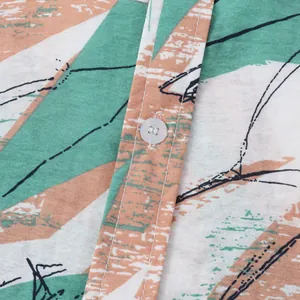 Détail d'une chemise de plage pour hommes avec rayures abstraites vertes et orange