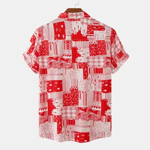 Rückenansicht eines Herren-Kurzarm-Strandhemdes mit rot-weißem geometrischem Muster