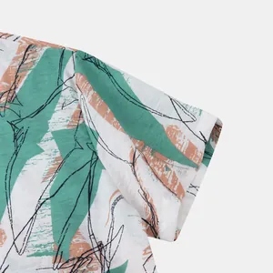 Gros plan détaillé de l'imprimé abstrait à rayures vertes et pêches sur le tissu d'une chemise