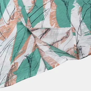 Gros plan sur le tissu respirant et les coutures de l'ourlet de cette chemise de plage pour hommes