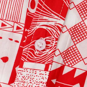 Nahaufnahme des rot-weißen geometrischen Musters eines Freizeithemds mit Knopfdetail
