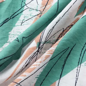 Détail rapproché d'un tissu léger à rayures imprimées pour chemises de plage homme