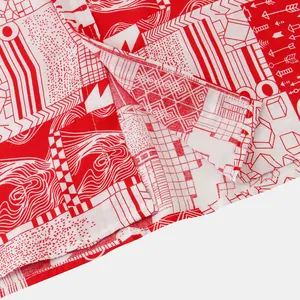 Nahaufnahme des rot-weißen abstrakten geometrischen Musters auf dem lässigen Strandhemd