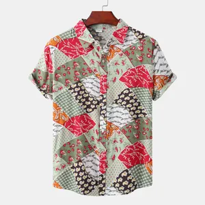 Détail d'une chemise de plage à manches courtes pour homme avec imprimés patchwork