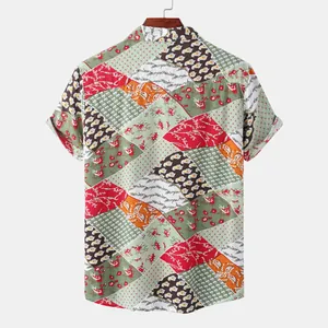 Détail de la vue arrière d'une chemise à manches courtes avec imprimé patchwork floral