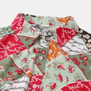 Détail d'une chemise de plage pour hommes avec un imprimé floral multicolore vif.