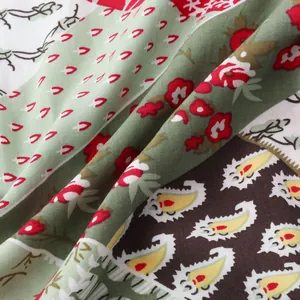 Gros plan sur un tissu imprimé patchwork floral et cachemire pour chemise de plage