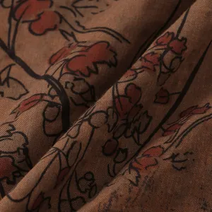 Makroansicht der atmungsaktiven Leinenmischgewebestruktur mit rotem Vintage-Blumenmuster