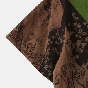 Nahaufnahme des Ärmels eines Herren-Vintage-Blumen-Strandhemdes mit Stoffstruktur