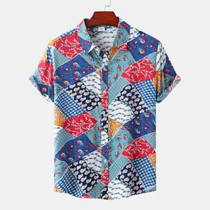 Vue détaillée de la chemise de plage pour hommes en patchwork coloré à manches courtes