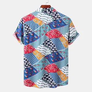 Vue arrière d'une chemise de plage à manches courtes pour homme avec imprimé paisley