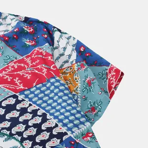 Gros plan sur l'imprimé floral en patchwork et le motif paisley sur la manche de chemise de plage