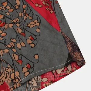 Detaillierte Nahaufnahme von Vintage-Blumenmuster und Nähten an einem lässigen Herren-Strandhemd
