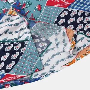 Vue rapprochée de l'imprimé cachemire et floral d'une chemise de plage pour hommes.