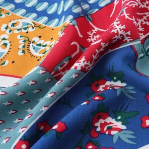 Détail macro du tissu imprimé patchwork floral et paisley pour chemise de plage