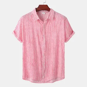 Vue frontale d'une chemise de plage homme à manches courtes et rayures rouges ondulées