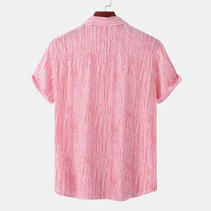 Vue arrière d'une chemise de plage à manches courtes pour hommes à rayures rouges