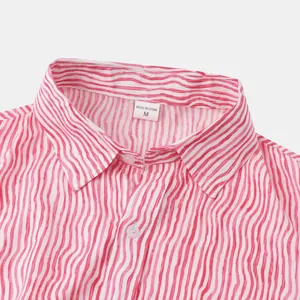 Gros plan du col d'une chemise à rayures ondulées rouges et blanches pour hommes, taille M
