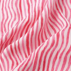 Gros plan d'un tissu respirant à rayures ondulées rouges pour chemise de plage homme