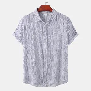 Vue détaillée du motif à rayures ondulées bleues et blanches sur cette chemise de plage