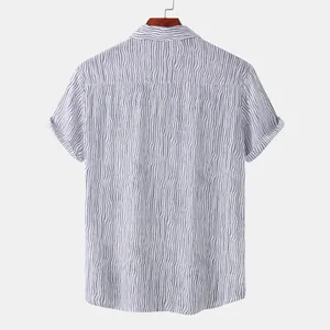 Vue arrière d'une chemise de plage à manches courtes pour hommes avec rayures