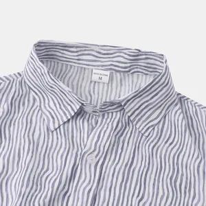 Détail du col d'une chemise rayée violette pour homme avec étiquette M.
