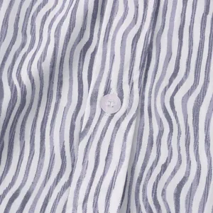 Gros plan sur le tissu de chemise d'été à manches courtes pour hommes à rayures mauves