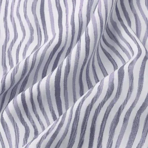 Gros plan du tissu à rayures ondulées violettes et grises pour chemise de plage homme.