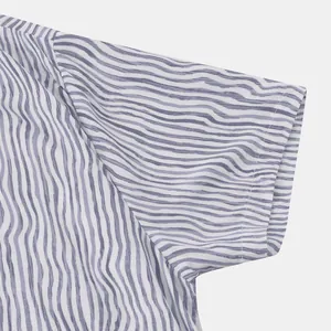 Détail d'une chemise de plage pour hommes montrant des rayures ondulées violettes