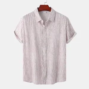 Chemise d'été boutonnée à manches courtes pour hommes avec rayures ondulées marron