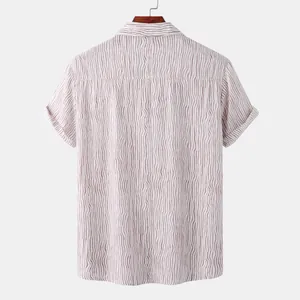 Vue arrière détaillée d'une chemise de plage pour hommes à rayures verticales marron