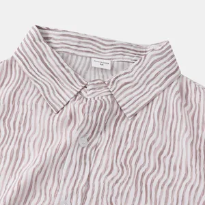 Gros plan du col d'une chemise de plage pour hommes à rayures ondulées