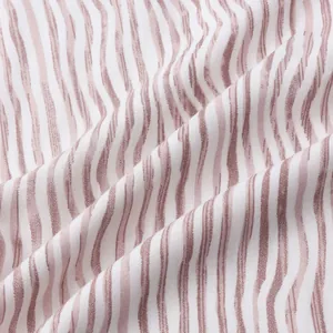 Gros plan sur le motif à rayures ondulées du tissu de la chemise de plage pour hommes