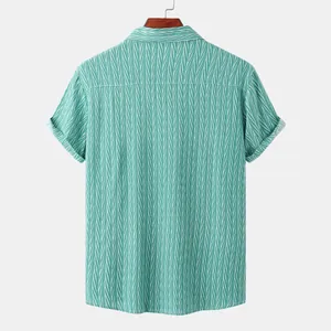 Vue arrière d'une chemise décontractée à manches courtes avec rayures vertes