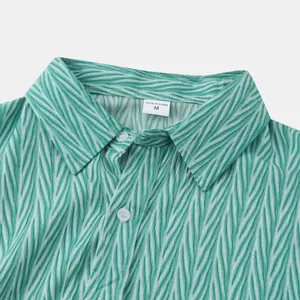 Gros plan du col d'une chemise de plage rayée verte pour homme avec étiquette taille M