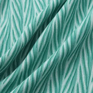 Gros plan sur la texture du tissu rayé ondulé bleu sarcelle et blanc pour homme