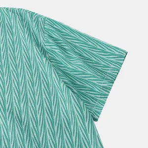 Gros plan du motif à chevrons bleu sarcelle sur une chemise de plage pour homme à manches.