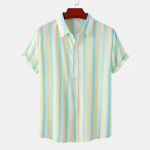 Détail d'une chemise pour homme à manches courtes avec rayures verticales bleu et jaune.