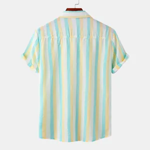 Vue arrière détaillée d'une chemise de plage pour hommes avec rayures verticales jaunes et bleues.