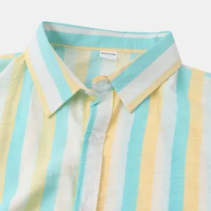 Gros plan du col et de l'étiquette d'une chemise à rayures colorées