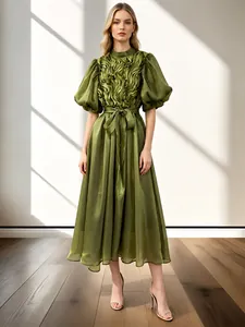 Detalle de vestido midi verde oliva con elegantes mangas abullonadas y volantes