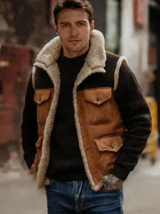 Dettaglio del gilet vintage in pelle scamosciata da uomo con tasche e collo sherpa