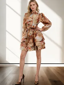 Robe courte fleurie élégante de style français avec ceinture et ourlet à plusieurs niveaux