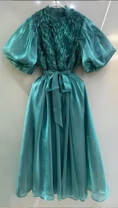 Vestido elegante verde esmeralda con mangas abullonadas, lazo en la cintura y plisado.